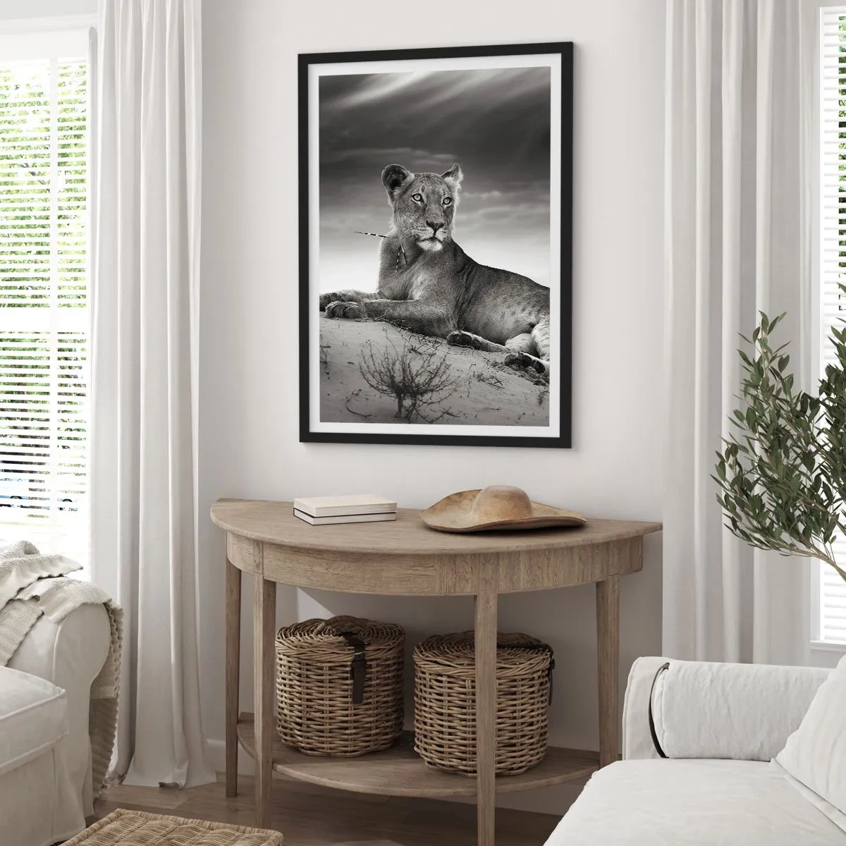 Affiche dans un cadre noir - Poster - Portrait noir et blanc d'un lion se reposant dans le désert - 50x70cm - La reine du désert reste - Décoration murale moderne pour le salon et la chambre ARTTOR