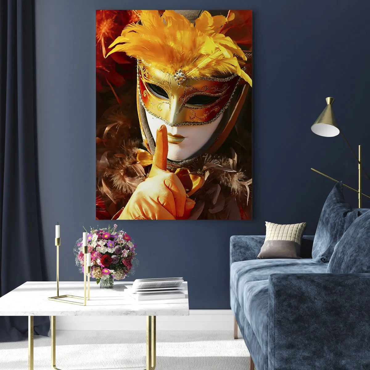 Impression sur verre - Image sur verre - Une figure portant un masque doré avec des plumes oranges - 50x70cm - Le secret est une partie du jeu - Décoration murale moderne pour le salon et la chambre ARTTOR