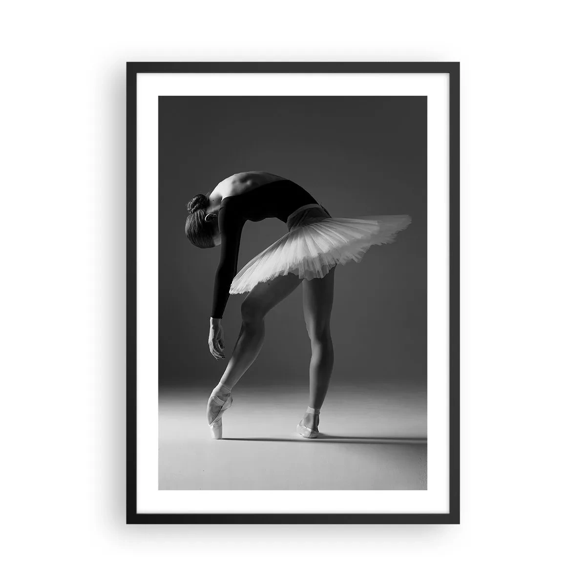Affiche dans un cadre noir - Poster - Une ballerine dans une composition en noir et blanc dans une pose élégante - 50x70cm - Belle ballerine - Décoration murale moderne pour le salon et la chambre ARTTOR