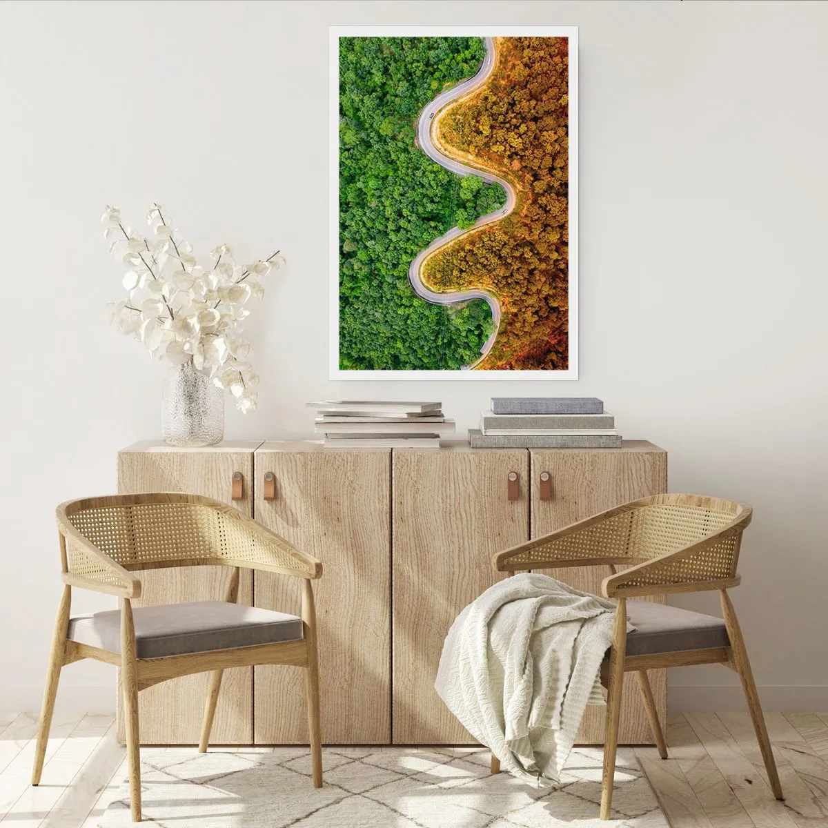 Affiche - Poster - Une route sinueuse à travers une forêt divisée en parties vertes et automnales - 50x70cm - Frontieres et differences - Décoration murale moderne pour le salon et la chambre ARTTOR