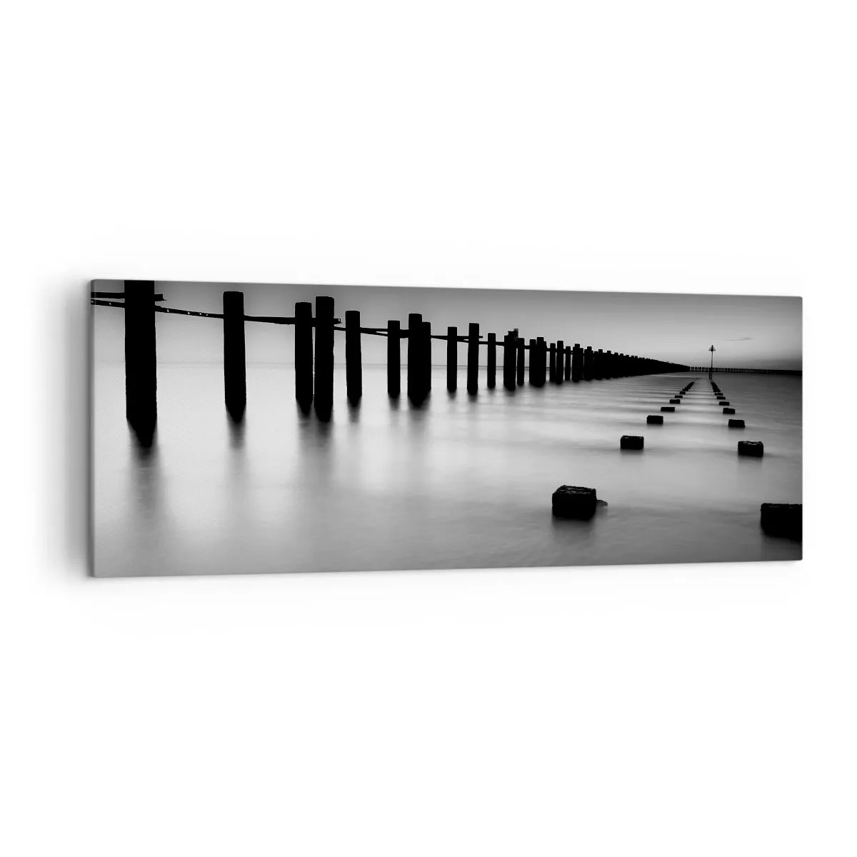 Impression sur toile - Image sur toile - Poteaux en bois et blocs de béton immergés dans l'eau dans des tons noirs et blancs - 140x50cm - Distance grise dans le brouillard - Décoration murale moderne pour le salon et la chambre ARTTOR