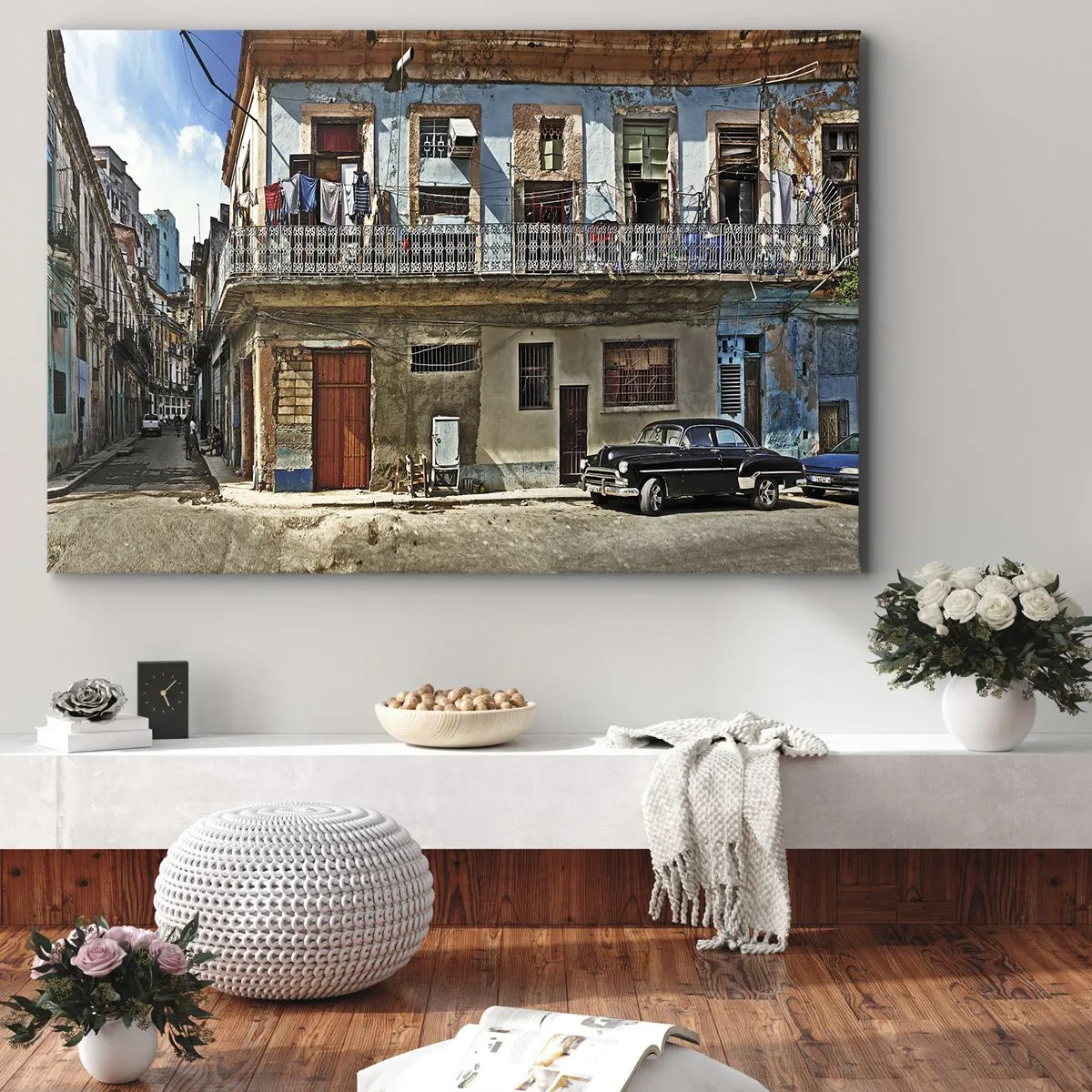 Impression sur toile - Image sur toile - Des immeubles colorés et une voiture classique dans le paysage urbain - 70x50cm - Climat hawaïen - Décoration murale moderne pour le salon et la chambre ARTTOR