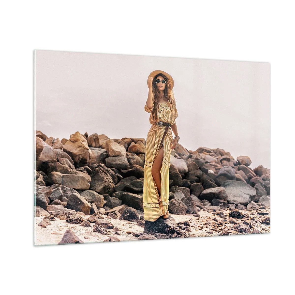 Impression sur verre - Image sur verre - Une femme dans une robe de style bohème contre un rivage rocheux - 100x70cm - La magie des pierres - Décoration murale moderne pour le salon et la chambre ARTTOR