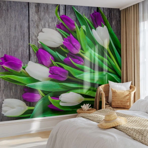 Papier Peint Photo Premium Sand - Un bouquet de tulipes blanches et violettes sur bois - 100x70cm - Le jour des vacances de printemps - Décoration murale moderne pour le salon et la chambre ARTTOR