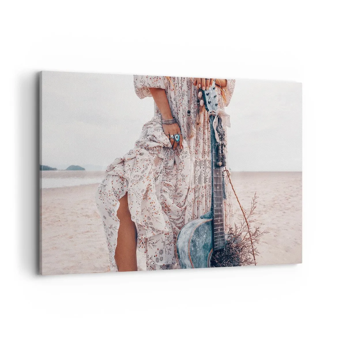 Impression sur toile - Image sur toile - Femme de style bohème avec guitare sur la plage - 120x80cm - Enfant de fleur en route - Décoration murale moderne pour le salon et la chambre ARTTOR