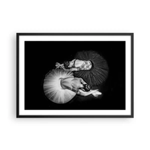 Affiche dans un cadre noir - Poster - Une image en noir et blanc de deux ballerines dans une pose dynamique. - 70x50cm - Jin et jang – équilibre idéal - Décoration murale moderne pour le salon et la chambre ARTTOR