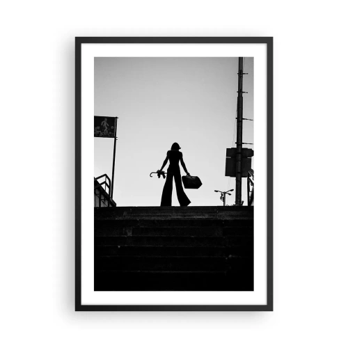 Affiche dans un cadre noir - Poster - Silhouette d'une femme avec une valise sur fond de soleil couchant - 50x70cm - Pèlerinage urbain - Décoration murale moderne pour le salon et la chambre ARTTOR