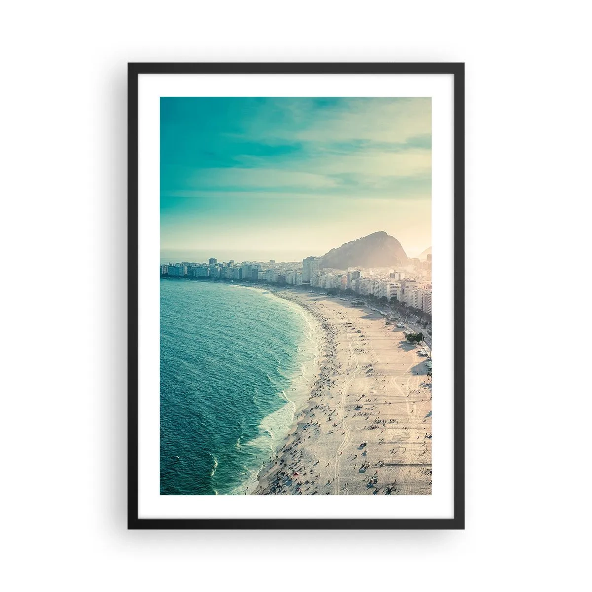 Affiche dans un cadre noir - Poster - Vue de la plage et de la ville au coucher du soleil - 50x70cm - Vacances éternelles à Rio - Décoration murale moderne pour le salon et la chambre ARTTOR