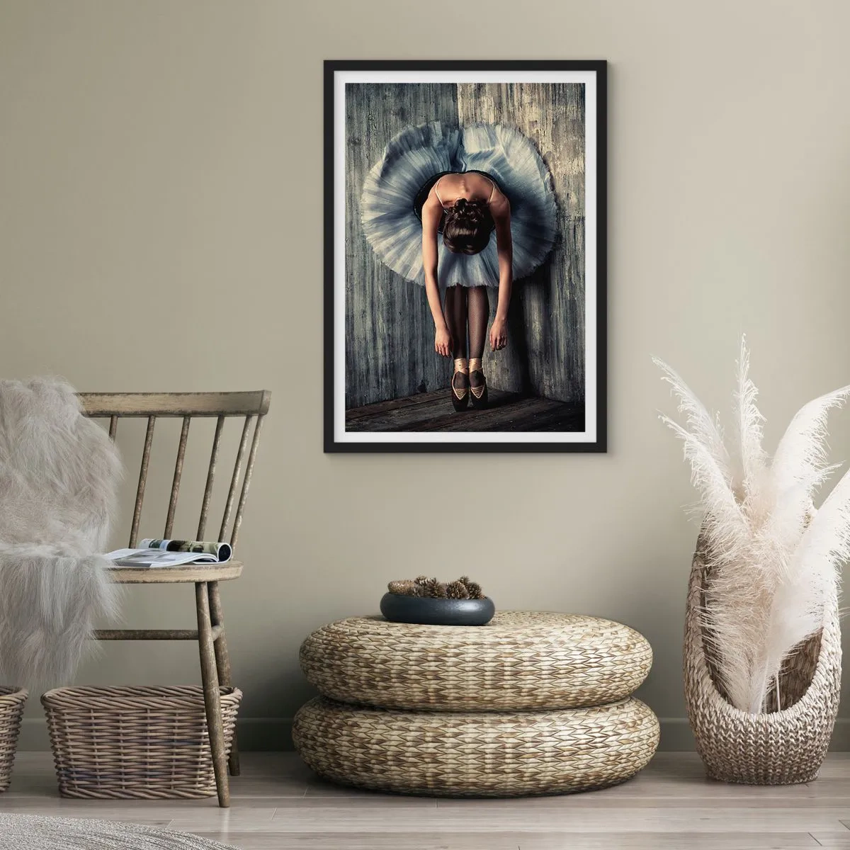 Affiche dans un cadre noir - Poster - Une ballerine élégante dans une pose classique contre un mur brut. - 50x70cm - Quand la musique s'arrête - Décoration murale moderne pour le salon et la chambre ARTTOR