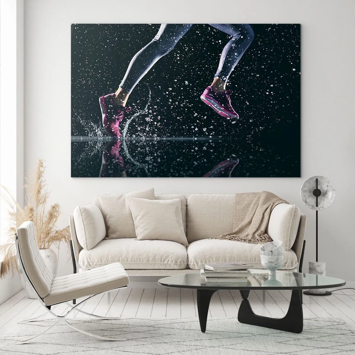 Impression sur verre - Image sur verre - Courir dans l'eau avec des chaussures de sport sur un fond sombre - 100x70cm - Combien de force dans les jambes - Décoration murale moderne pour le salon et la chambre ARTTOR