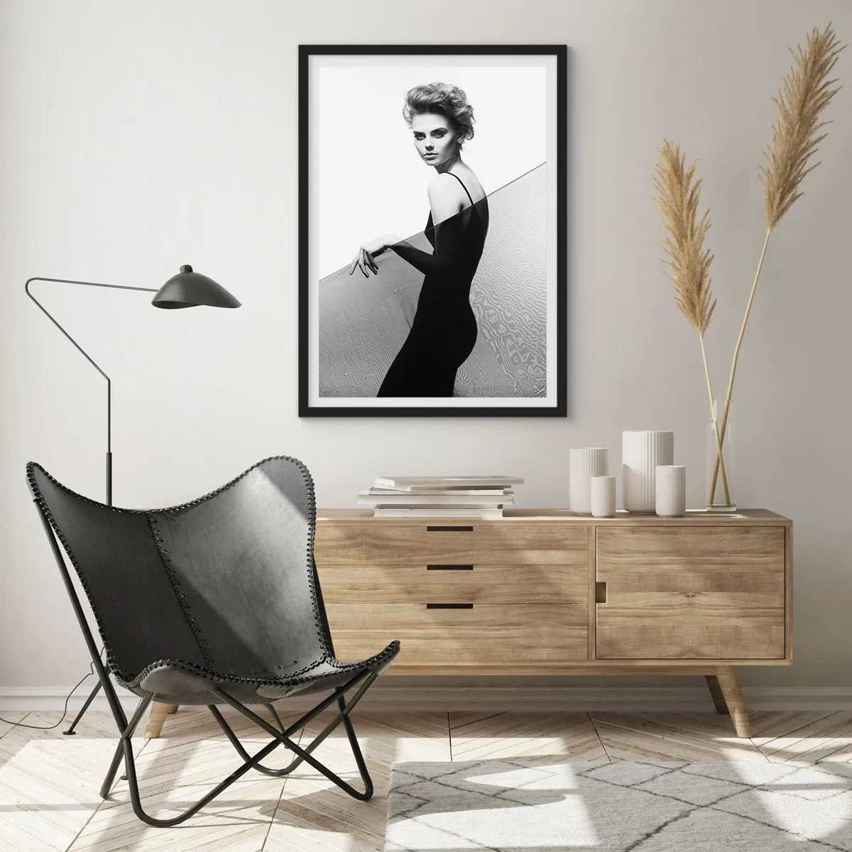 Affiche dans un cadre noir - Poster - Une femme en robe noire sur fond de paysage désertique - 50x70cm - Regard magnétique - Décoration murale moderne pour le salon et la chambre ARTTOR