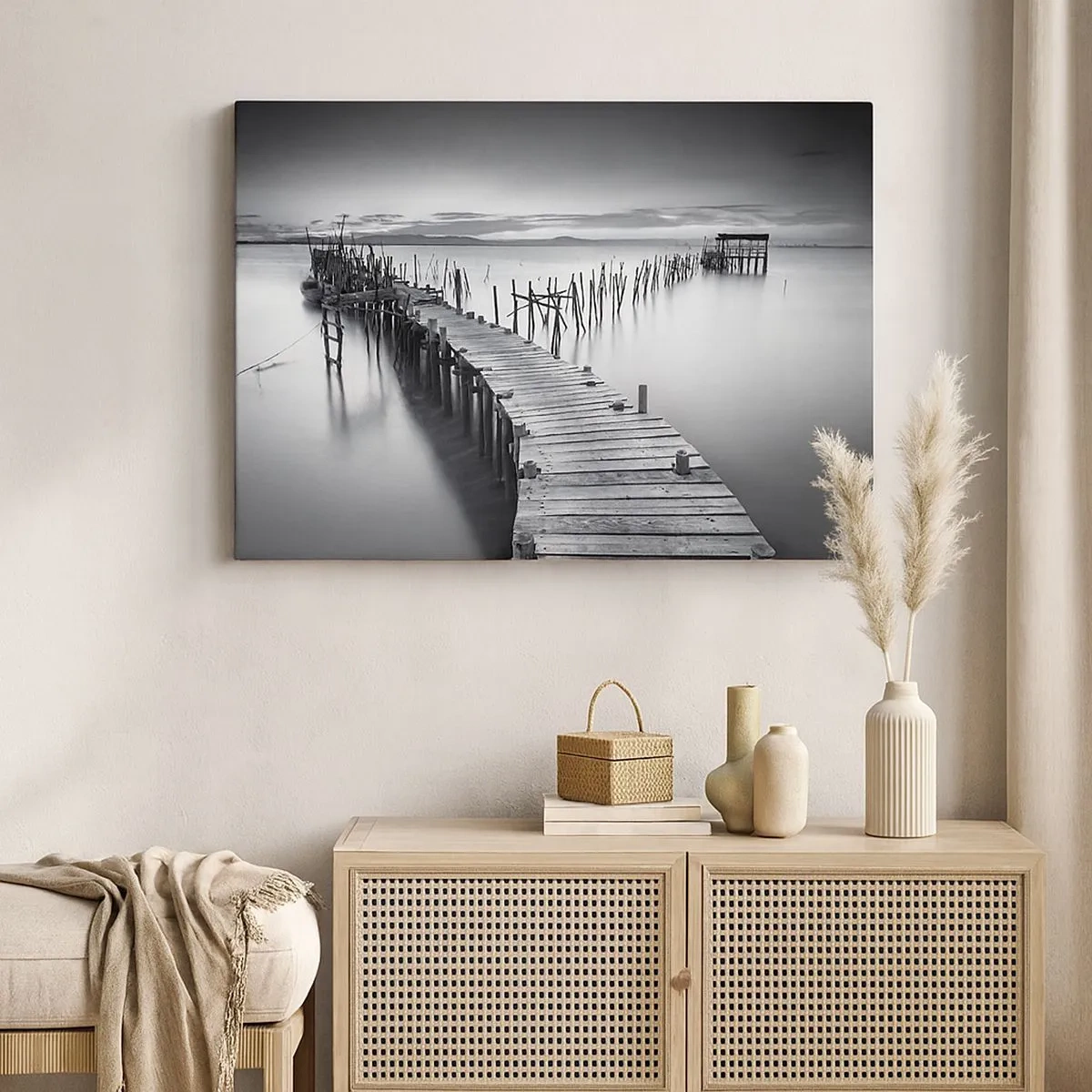 Impression sur toile - Image sur toile - Une jetée en bois sur un lac calme dans des tons de gris - 70x50cm - La paix d'un rivage oublié - Décoration murale moderne pour le salon et la chambre ARTTOR
