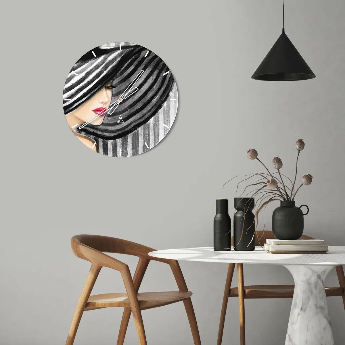 Horloge murale - Pendule murale - Le visage d'une femme portant un élégant chapeau rayé noir et blanc - 30x30cm - Où te chercher ? - Décoration murale moderne pour le salon, la cuisine et la chambre ARTTOR
