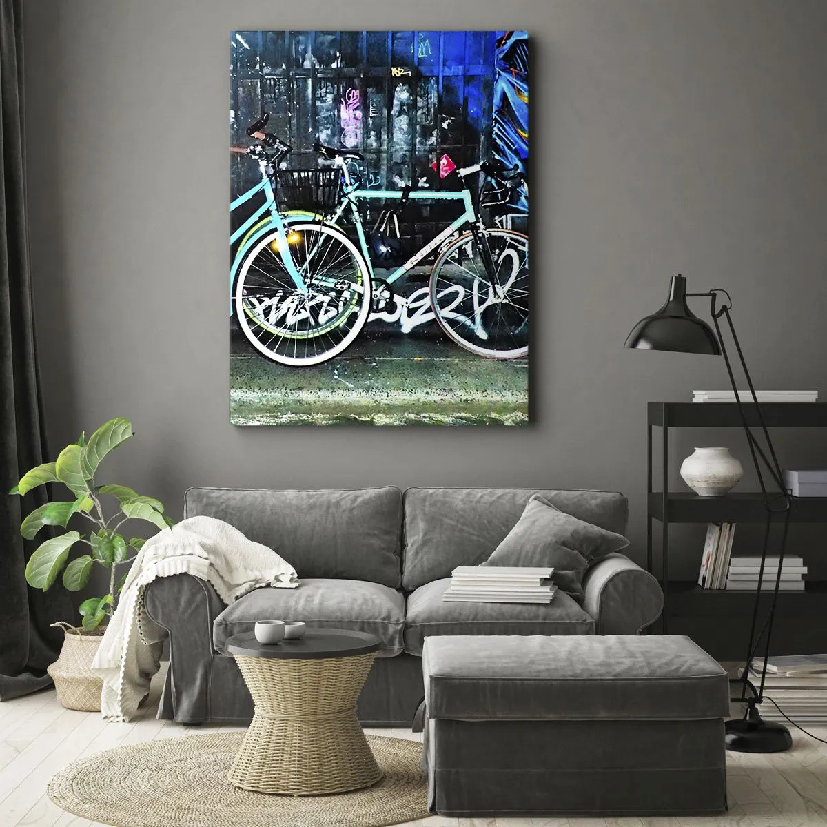 Impression sur toile - Image sur toile - Deux vélos turquoise sur fond de graffitis urbains. - 50x70cm - L'appel de la ville  - Décoration murale moderne pour le salon et la chambre ARTTOR