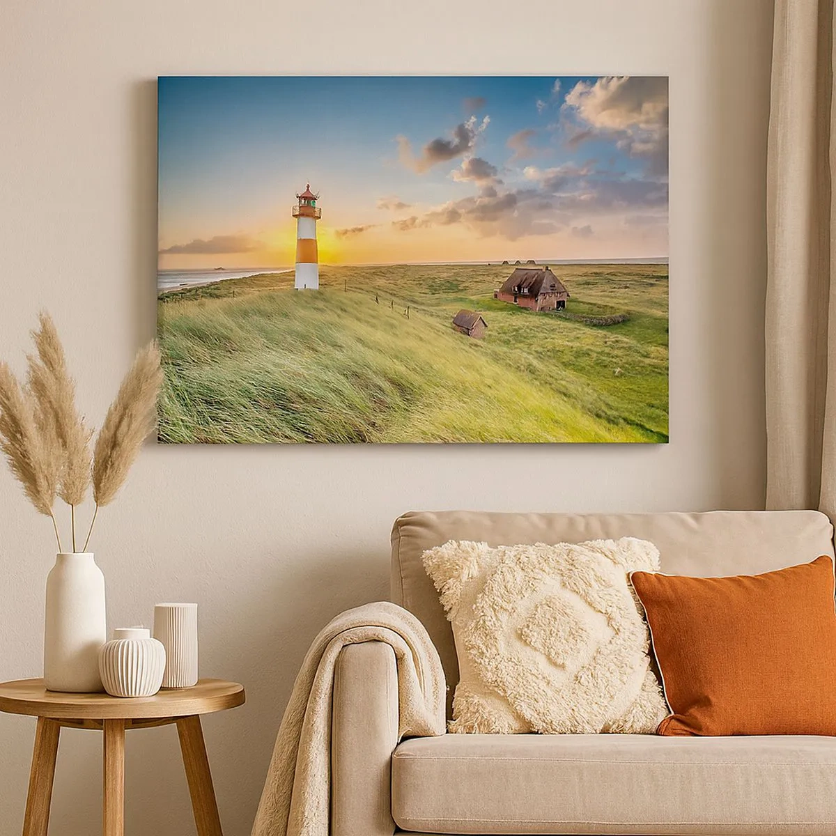 Impression sur toile - Image sur toile - Un phare avec des prairies et des maisons au soleil en arrière-plan - 70x50cm - Entre les vagues - Décoration murale moderne pour le salon et la chambre ARTTOR