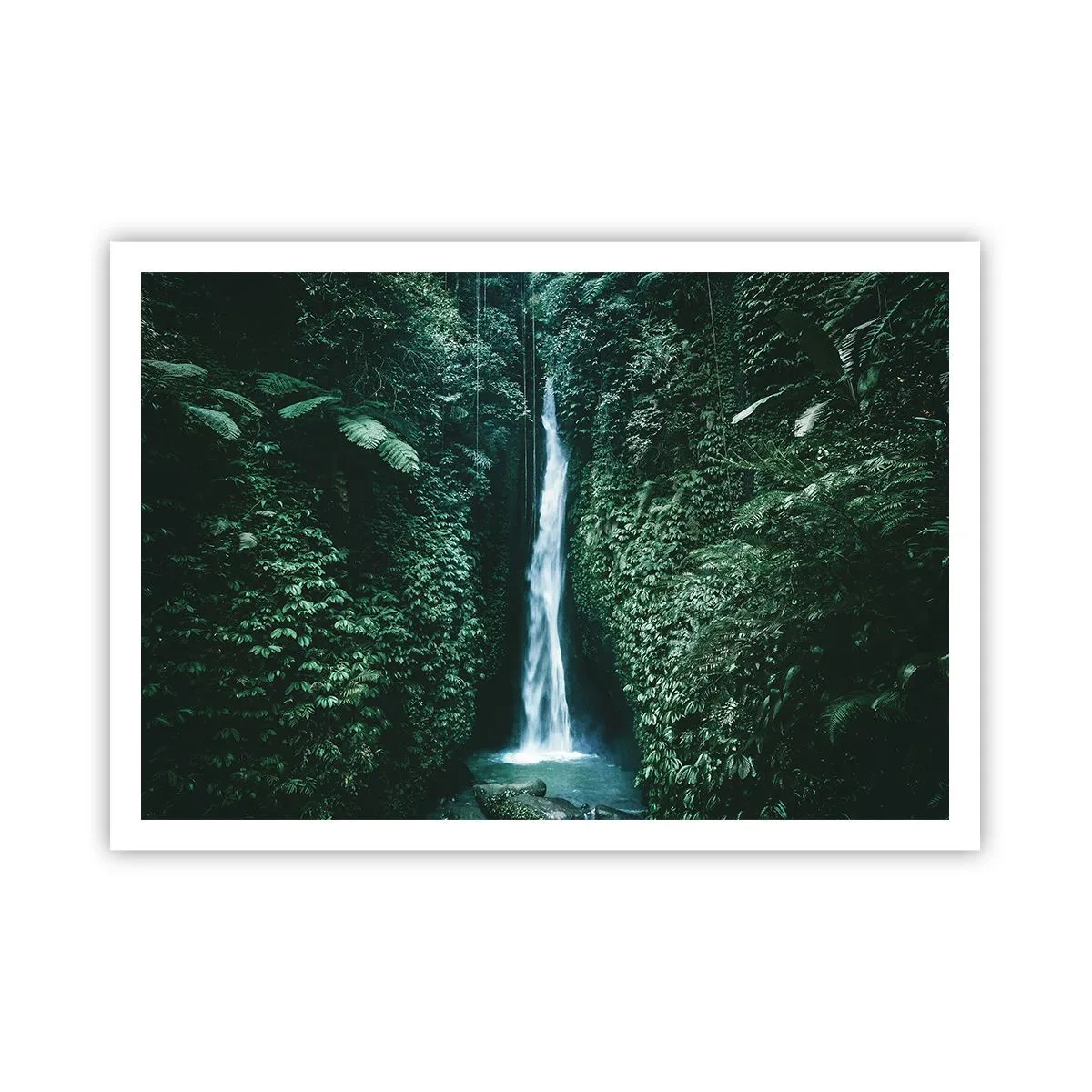 Affiche - Poster - Une cascade entourée d'une végétation tropicale dense - 100x70cm - Fontaine tropicale - Décoration murale moderne pour le salon et la chambre ARTTOR