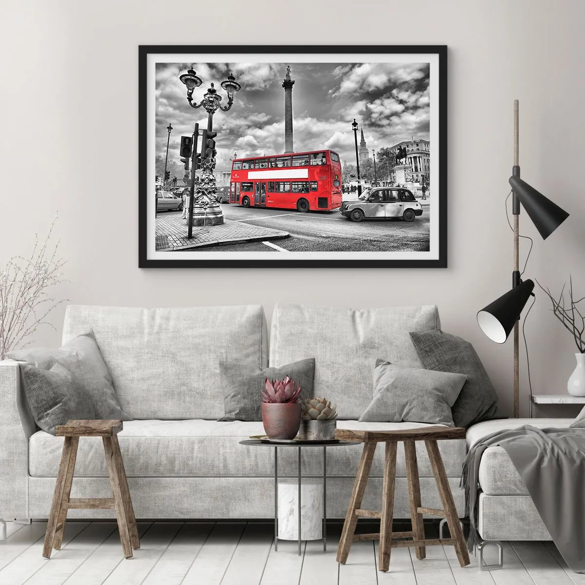 Affiche dans un cadre noir - Poster - Un bus rouge à impériale sur fond de ville en noir et blanc - 100x70cm - La vraie circulation sanguine de la ville - Décoration murale moderne pour le salon et la chambre ARTTOR