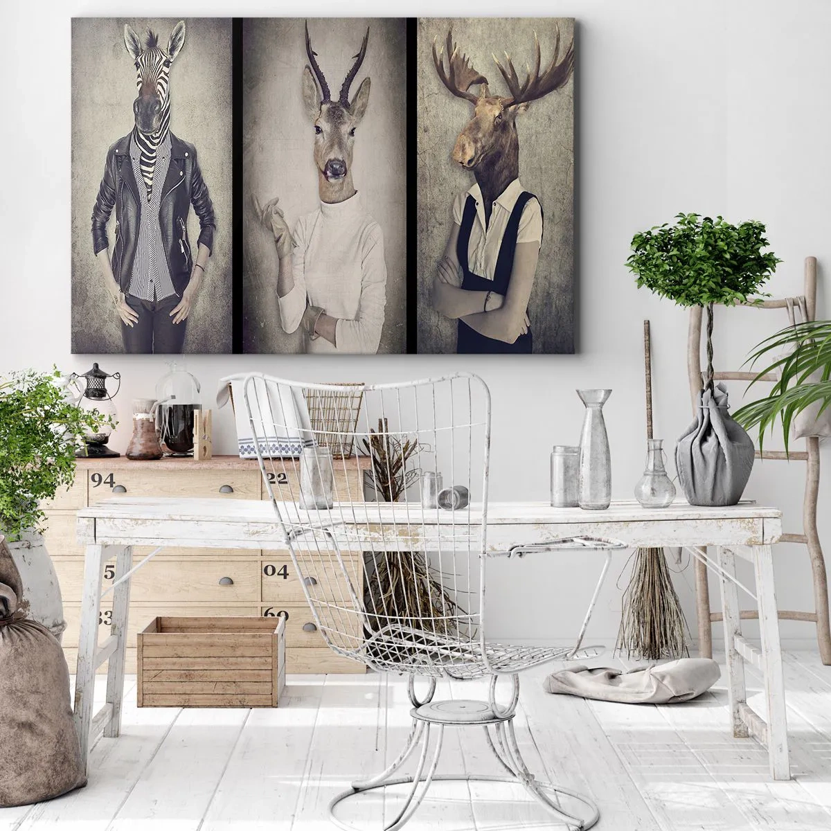 Impression sur toile - Image sur toile - Un triptyque avec des figures animales en vêtements humains sur un fond artistique - 70x50cm - Laissons parler les gestes - Décoration murale moderne pour le salon et la chambre ARTTOR