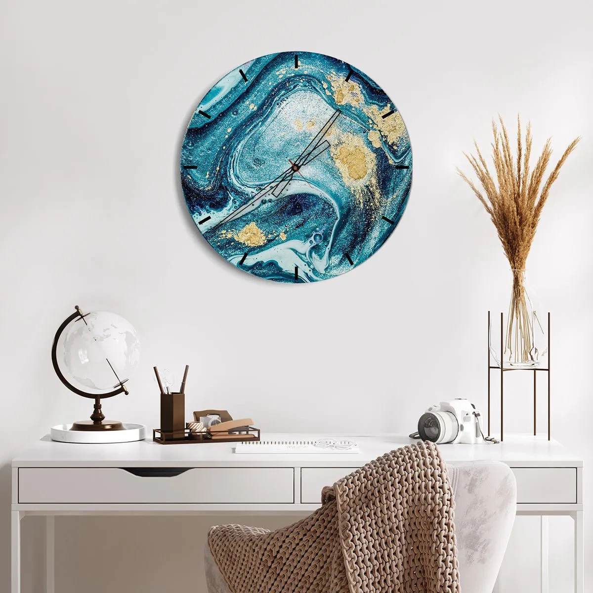 Horloge murale - Pendule murale - Un tourbillon abstrait dans des tons de bleu et d'or avec un effet marbré. - 30x30cm - Vortex bleu - Décoration murale moderne pour le salon, la cuisine et la chambre ARTTOR