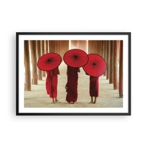Affiche dans un cadre noir - Poster - Trois moines avec des parapluies rouges dans l'architecture traditionnelle - 70x50cm - Sur la route du pays pure - Décoration murale moderne pour le salon et la chambre ARTTOR