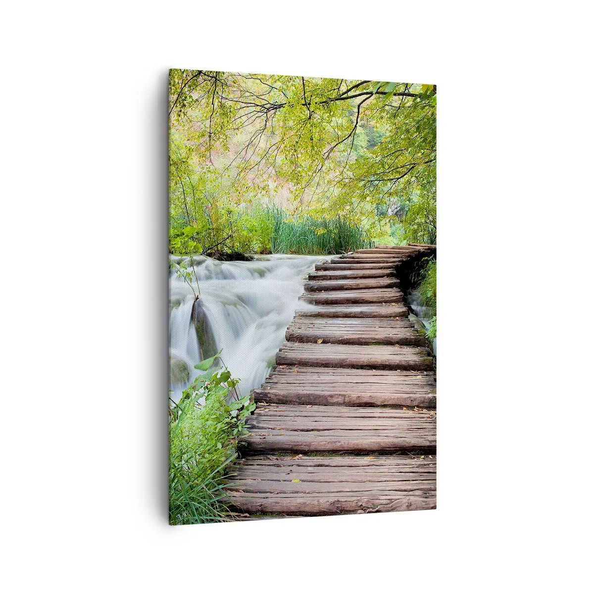 Impression sur toile - Image sur toile - Un pont en bois au-dessus d'une cascade entourée d'une forêt verdoyante. - 80x120cm - L'eau n'est pas si calme - Décoration murale moderne pour le salon et la chambre ARTTOR