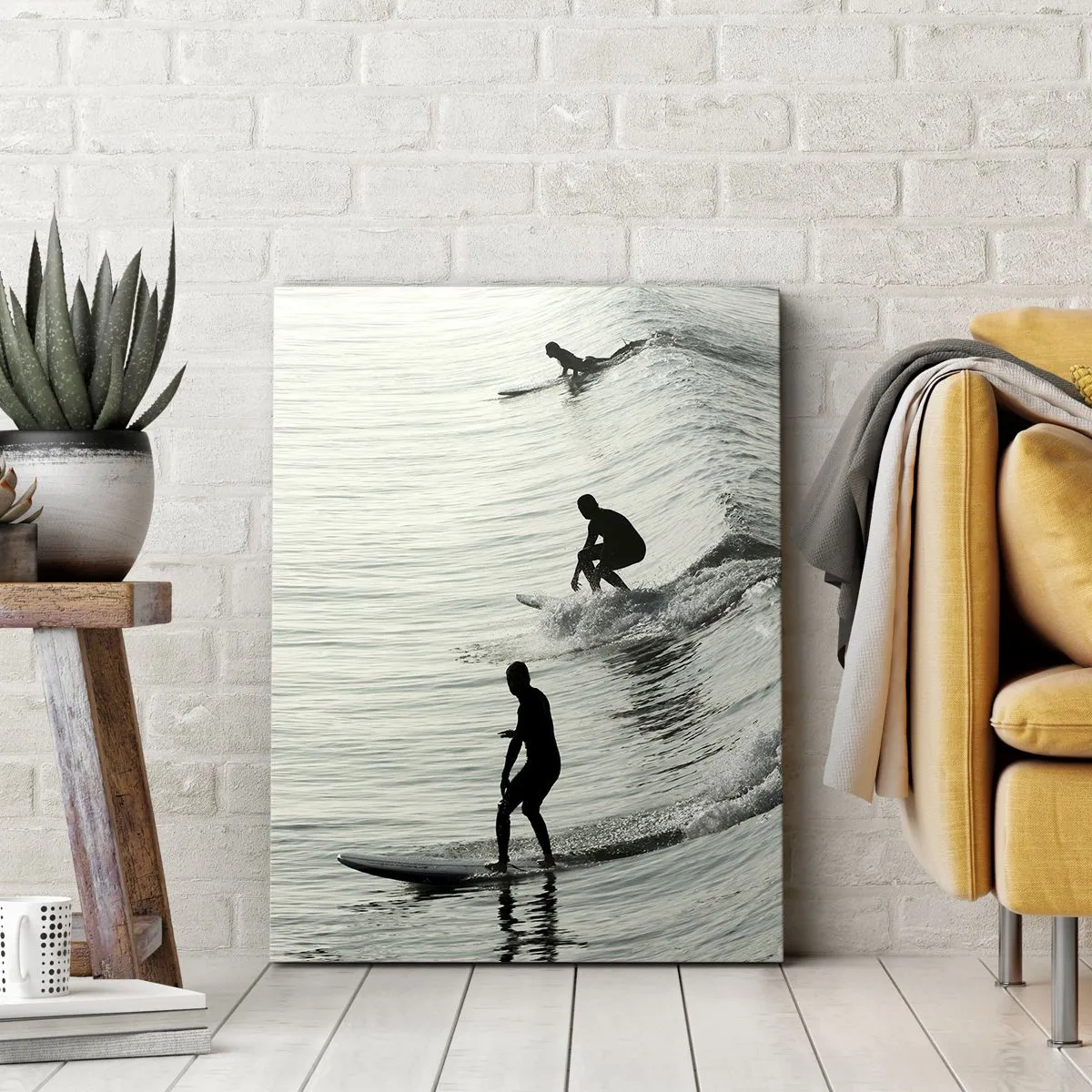 Impression sur toile - Image sur toile - Surfeurs sur les vagues dans une photo monochrome - 80x120cm - A la rencontre de la vague - Décoration murale moderne pour le salon et la chambre ARTTOR