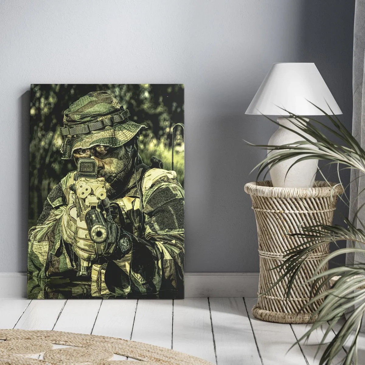 Impression sur toile - Image sur toile - Un soldat en tenue de camouflage vise à travers l'eau. - 80x120cm - Le meilleur des meilleurs - Décoration murale moderne pour le salon et la chambre ARTTOR
