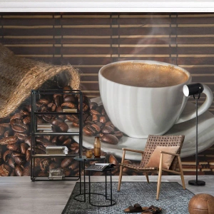 Papier Peint Photo Premium Sand - Une tasse de café avec des grains sur un fond en bois - 100x70cm - La noirceur du charbon, la clarté de l'ambre - Décoration murale moderne pour le salon et la chambre ARTTOR