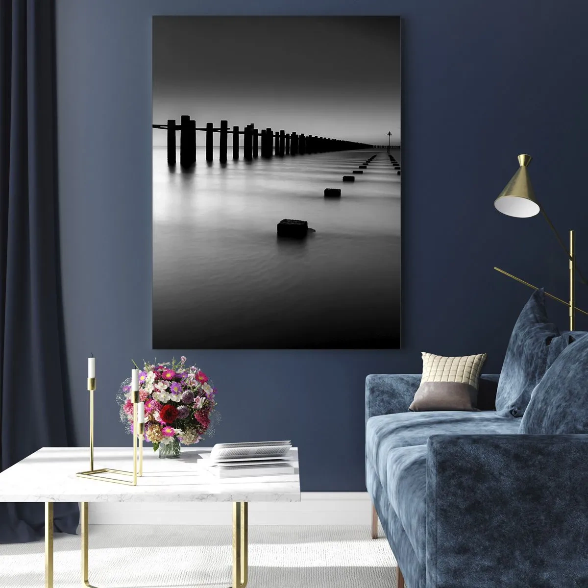 Impression sur verre - Image sur verre - Poteaux en bois et blocs de béton immergés dans l'eau dans des tons noirs et blancs - 80x120cm - Distance grise dans le brouillard - Décoration murale moderne pour le salon et la chambre ARTTOR