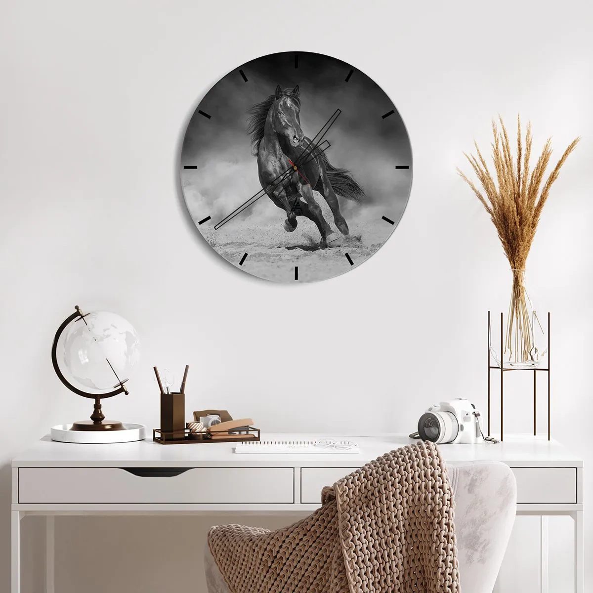 Horloge murale - Pendule murale - Illustration d'une femme maquillée tenant une orchidée à sa bouche - 30x30cm - Digne de l'émir lui-même - Décoration murale moderne pour le salon, la cuisine et la chambre ARTTOR