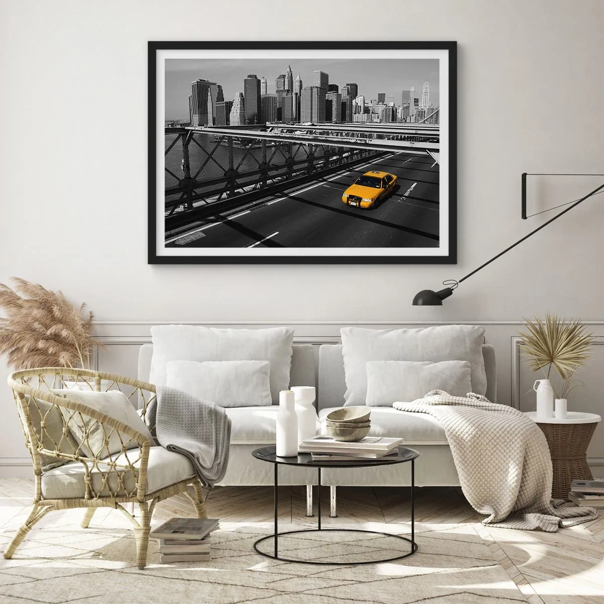 Affiche dans un cadre noir - Poster - Taxi jaune sur un pont avec vue sur les toits de New York - 100x70cm - Couleur de la grande ville - Décoration murale moderne pour le salon et la chambre ARTTOR
