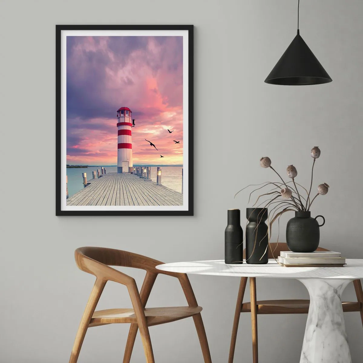 Affiche dans un cadre noir - Poster - Phare sur fond de coucher de soleil - 50x70cm - C'est l'heure d'aller au port - Décoration murale moderne pour le salon et la chambre ARTTOR