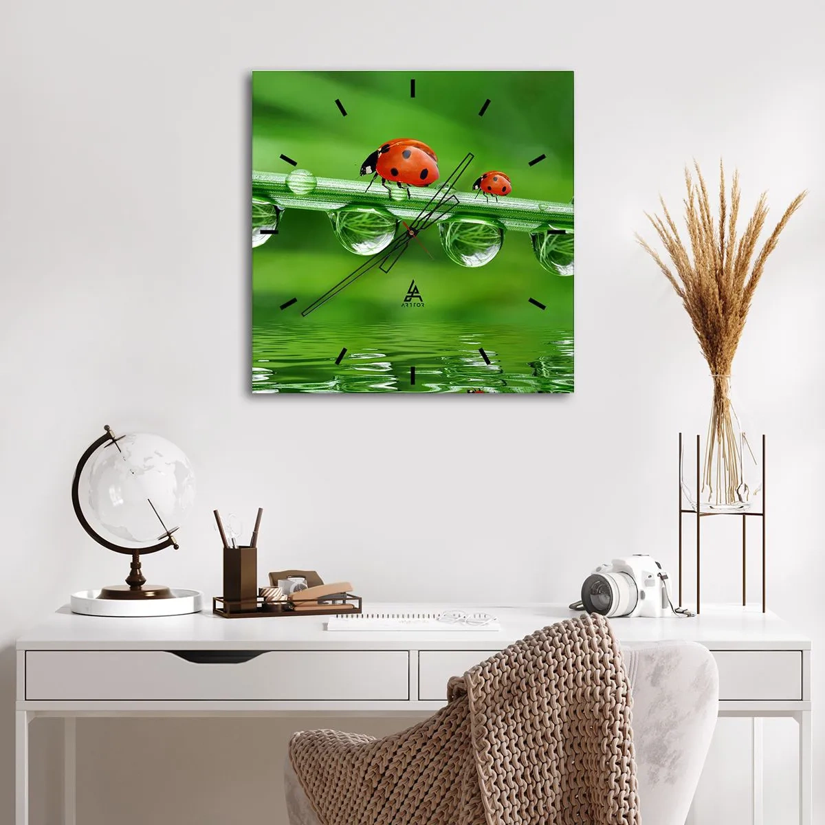 Horloge murale - Pendule murale - Coccinelles sur un brin d'herbe avec des gouttes de rosée dans un cadre naturel - 30x30cm - Sur la route tout l'été - Décoration murale moderne pour le salon et la chambre ARTTOR