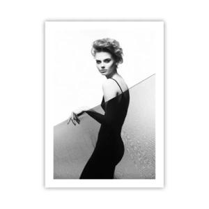 Affiche - Poster - Une femme en robe noire sur fond de paysage désertique - 50x70cm - Regard magnétique - Décoration murale moderne pour le salon et la chambre ARTTOR