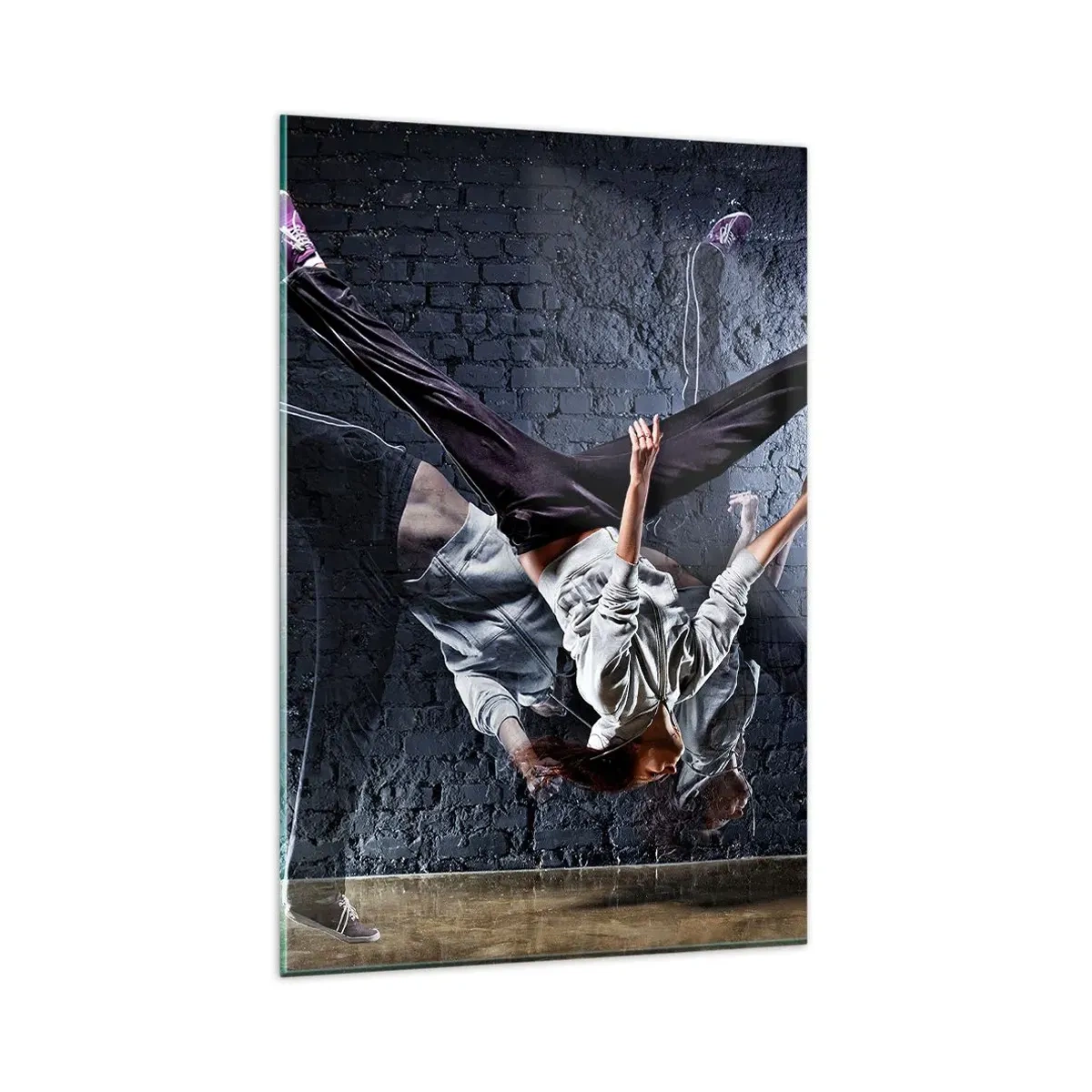 Impression sur verre - Image sur verre - Un danseur effectuant un saut dynamique contre un mur de briques - 80x120cm - Étoile de la rue - Décoration murale moderne pour le salon et la chambre ARTTOR