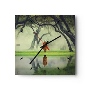 Horloge murale - Pendule murale - Un moine en robe orange dans une forêt avec un fond brumeux et un reflet dans l'eau. - 30x30cm - En route vers l'illumination - Décoration murale moderne pour le salon et la chambre ARTTOR