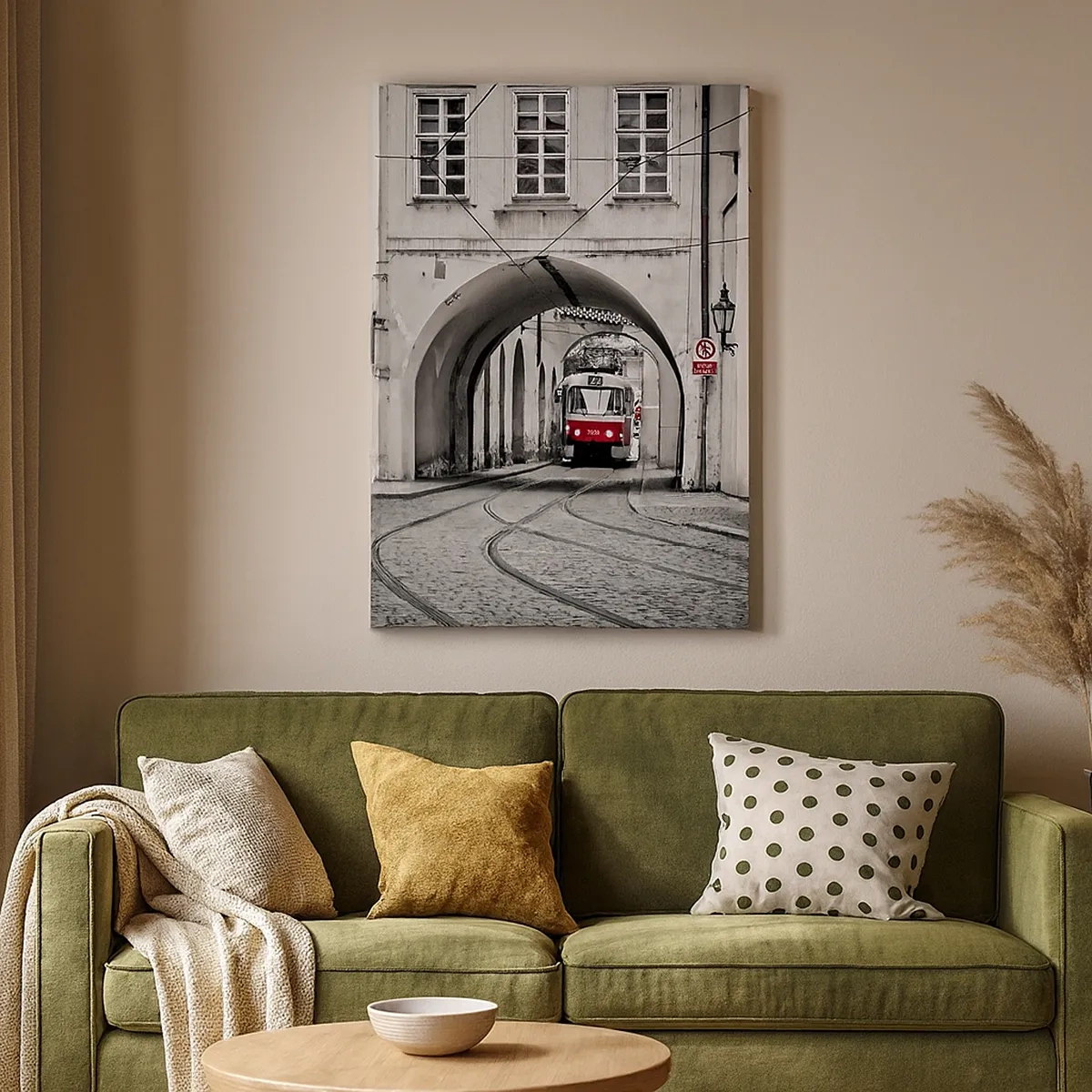 Impression sur toile - Image sur toile - Un tramway noir et blanc dans une rue historique de la ville - 50x70cm - Dans le labyrinthe de la ville - Décoration murale moderne pour le salon et la chambre ARTTOR