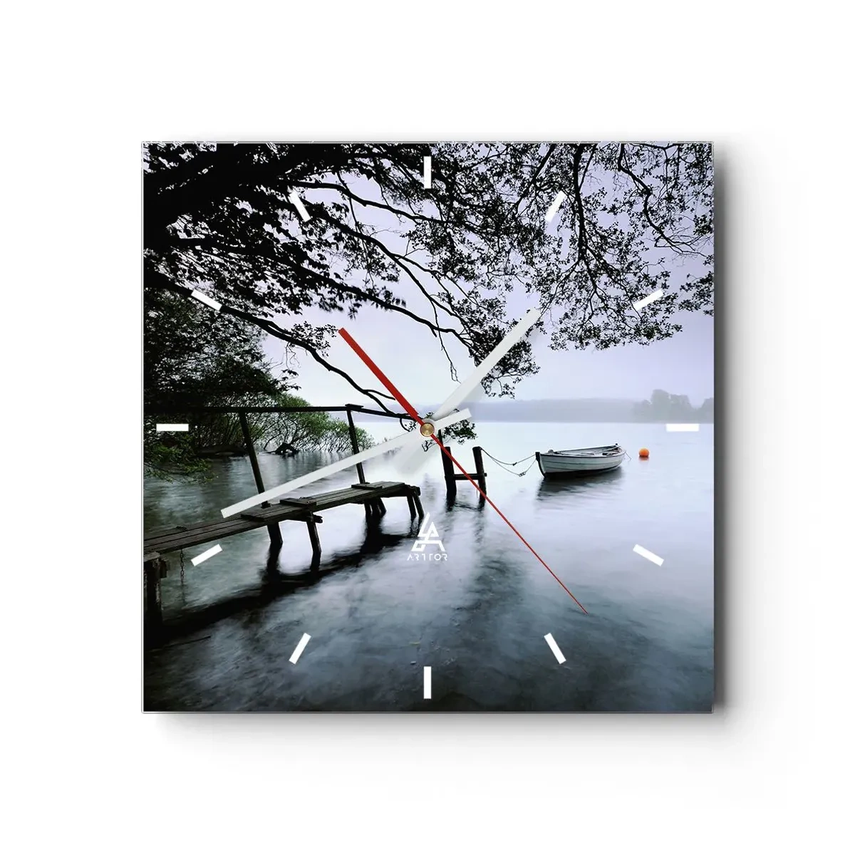 Horloge murale - Pendule murale - Une jetée sur l'eau avec un bateau en arrière-plan entouré d'un paysage brumeux - 30x30cm - Tu te reposes déjà - Décoration murale moderne pour le salon et la chambre ARTTOR