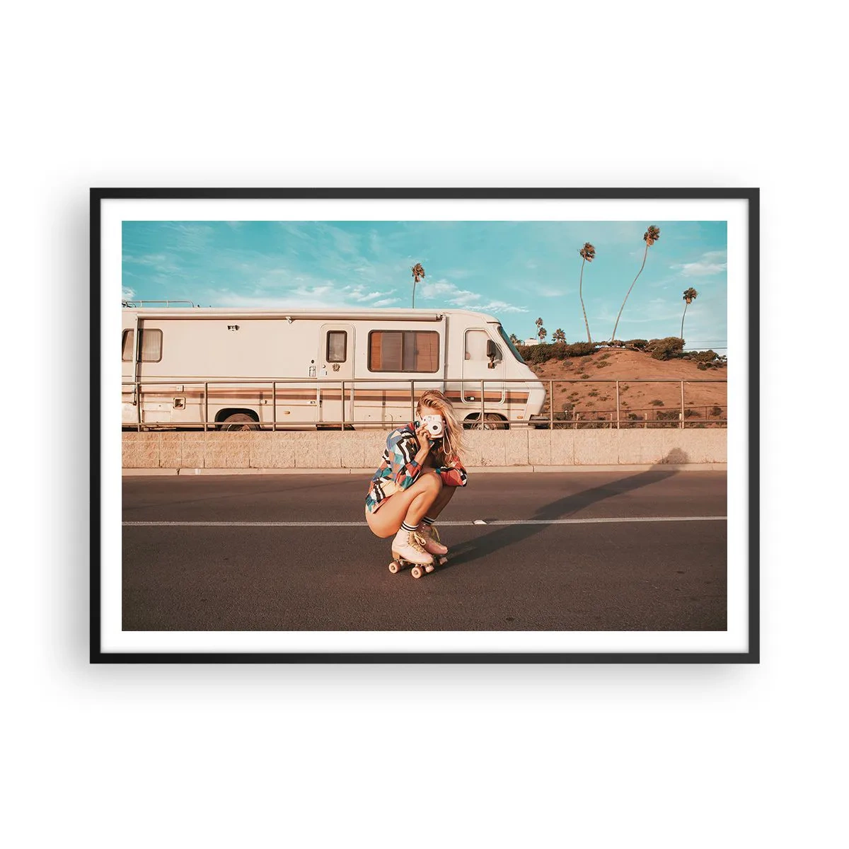 Affiche dans un cadre noir - Poster - Une fille sur des patins à roulettes prenant une photo par une journée ensoleillée. - 100x70cm - Souriez s'il-vous-plait! - Décoration murale moderne pour le salon et la chambre ARTTOR