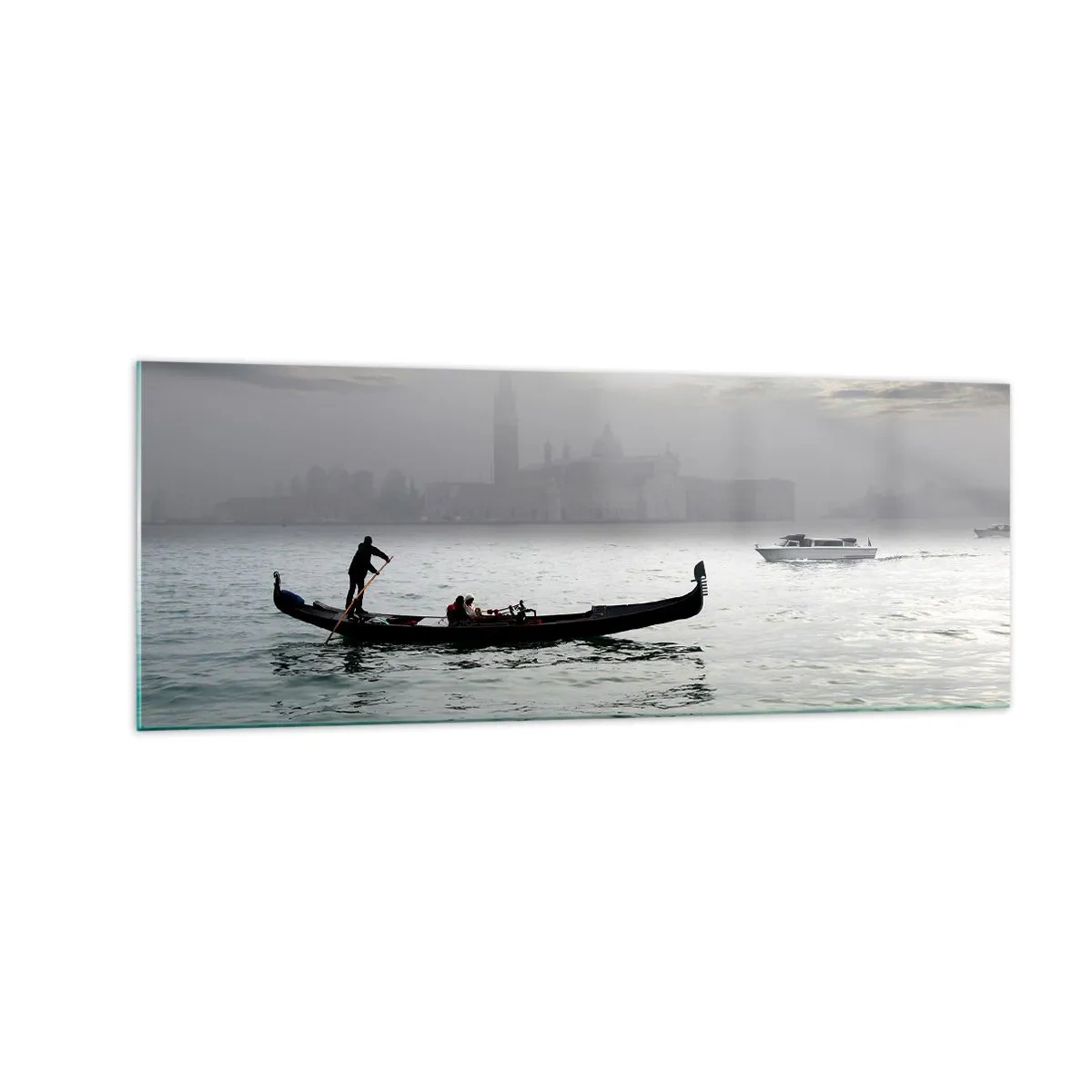 Impression sur verre - Image sur verre - Une gondole glisse sur les eaux de Venise par un matin brumeux, surplombant la ville. - 140x50cm - Une ville fabuleuse faite d'eau et de brouillard - Décoration murale moderne pour le salon et la chambre ARTTOR