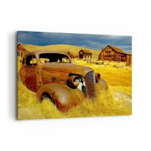 Impression sur toile - Image sur toile - Une vieille voiture rouillée sur fond de cabanes en bois abandonnées - 100x70cm - Repos bien mérité - Décoration murale moderne pour le salon et la chambre ARTTOR