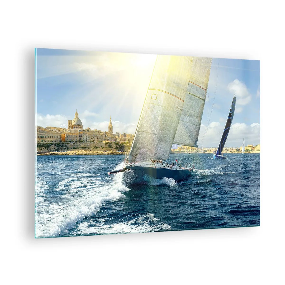 Impression sur verre - Image sur verre - Un yacht naviguant avec en toile de fond une ville par une journée ensoleillée - 70x50cm - Il est temps de quitter la ville - Décoration murale moderne pour le salon et la chambre ARTTOR
