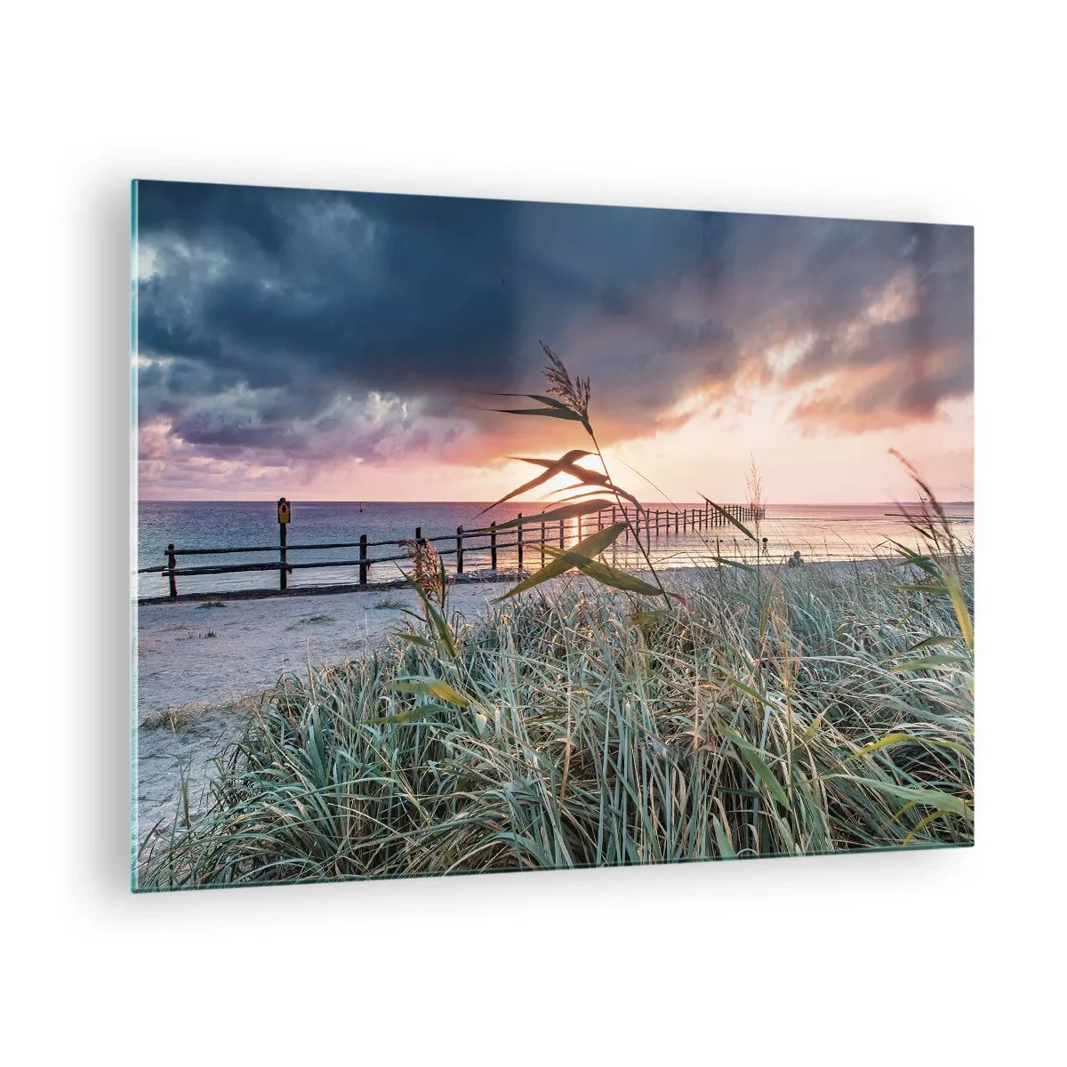 Impression sur verre - Image sur verre - La plage au coucher du soleil avec vue sur la jetée, entourée d'herbe - 70x50cm - Ça ne passe pas avec le vent - Décoration murale moderne pour le salon et la chambre ARTTOR