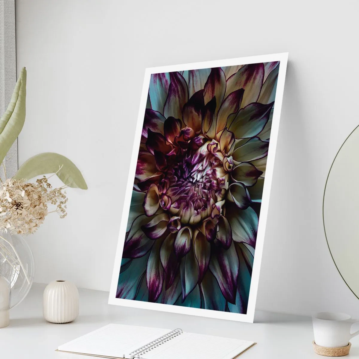 Affiche - Poster - Photographie macro de dahlias foncés dans des tons violets et dorés - 50x70cm - L'apogée de la jeunesse - Décoration murale moderne pour le salon et la chambre ARTTOR