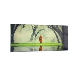 Impression sur verre - Image sur verre - Un moine en robe orange dans une forêt avec un fond brumeux et un reflet dans l'eau. - 120x50cm - En route vers l'illumination - Décoration murale moderne pour le salon et la chambre ARTTOR