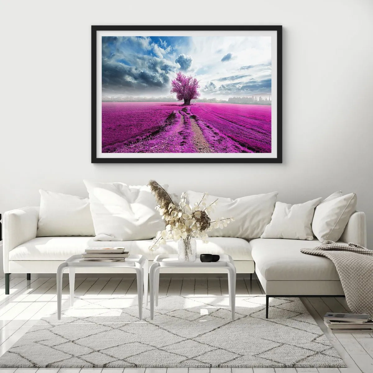 Affiche dans un cadre noir - Poster - Un arbre solitaire dans un champ dans une nuance de rose intense - 70x50cm - Lande - nature sauvage - Décoration murale moderne pour le salon et la chambre ARTTOR