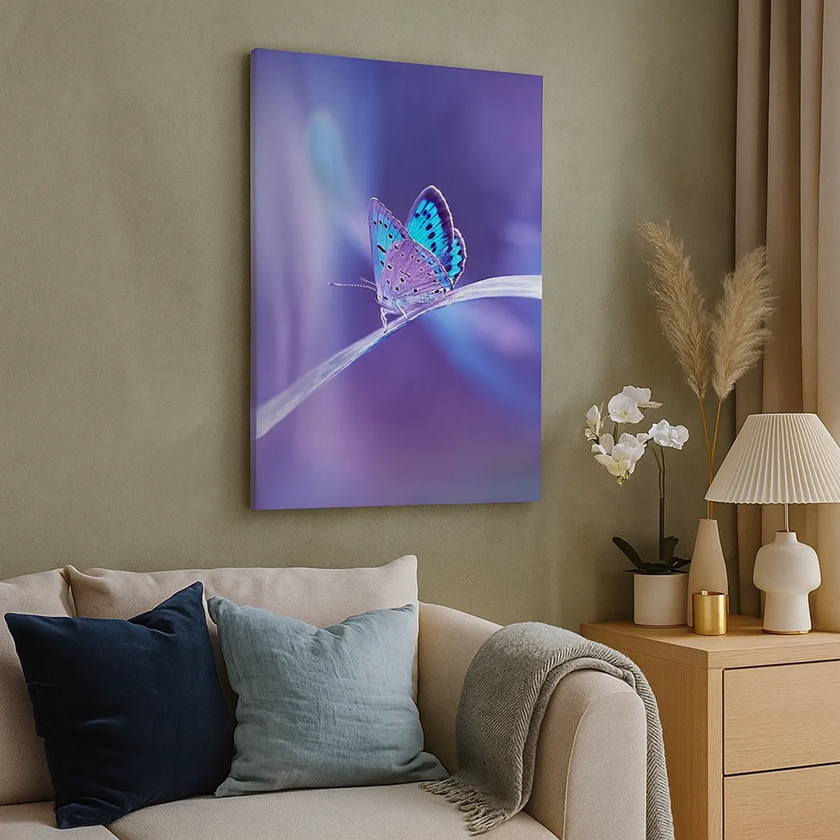 Impression sur toile - Image sur toile - Un délicat papillon bleu sur une tige dans une lumière violette - 50x70cm - Un joyau de la nature - Décoration murale moderne pour le salon et la chambre ARTTOR