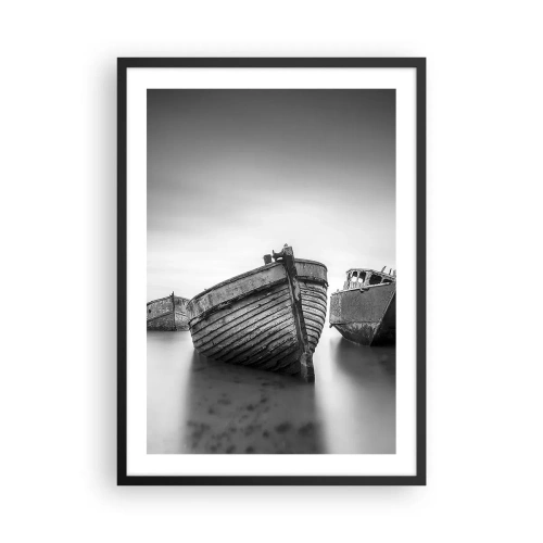 Affiche dans un cadre noir - Poster - Photographie en noir et blanc de vieux bateaux sur une eau calme - 50x70cm - Cùest déjà un souvenir... - Décoration murale moderne pour le salon et la chambre ARTTOR