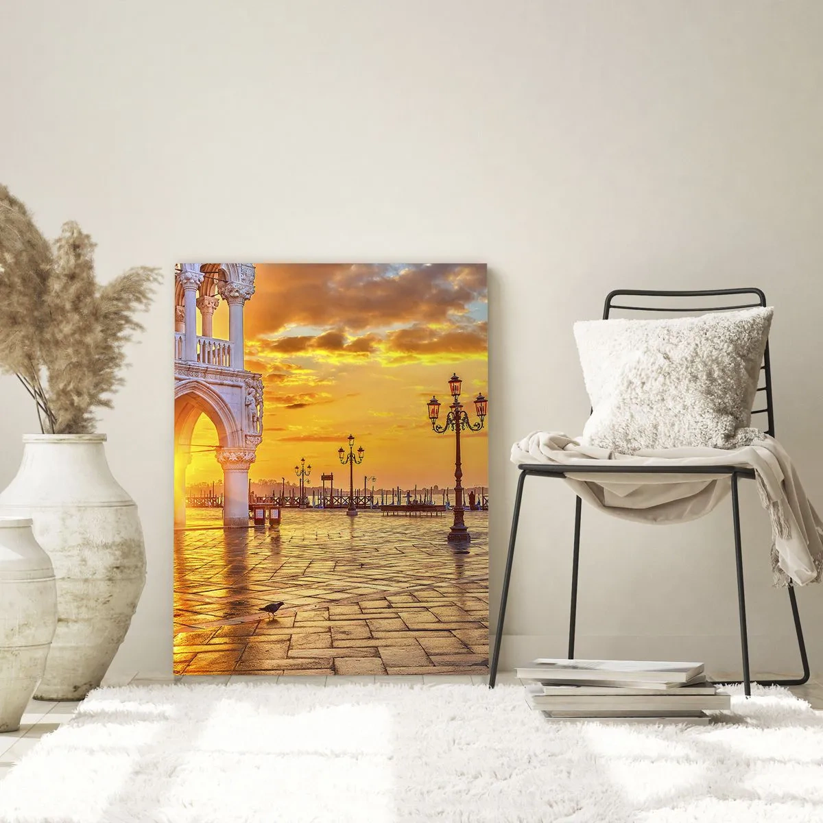 Impression sur verre - Image sur verre - Coucher de soleil doré sur la place de la ville avec des arcades et des lampes - 70x100cm - Où est tout le monde? - Décoration murale moderne pour le salon et la chambre ARTTOR