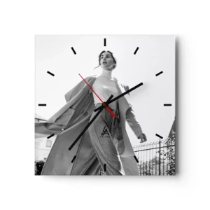 Horloge murale - Pendule murale - Femme élégante en manteau sur fond architectural noir et blanc - 30x30cm - Tu viens avec moi? - Décoration murale moderne pour le salon et la chambre ARTTOR